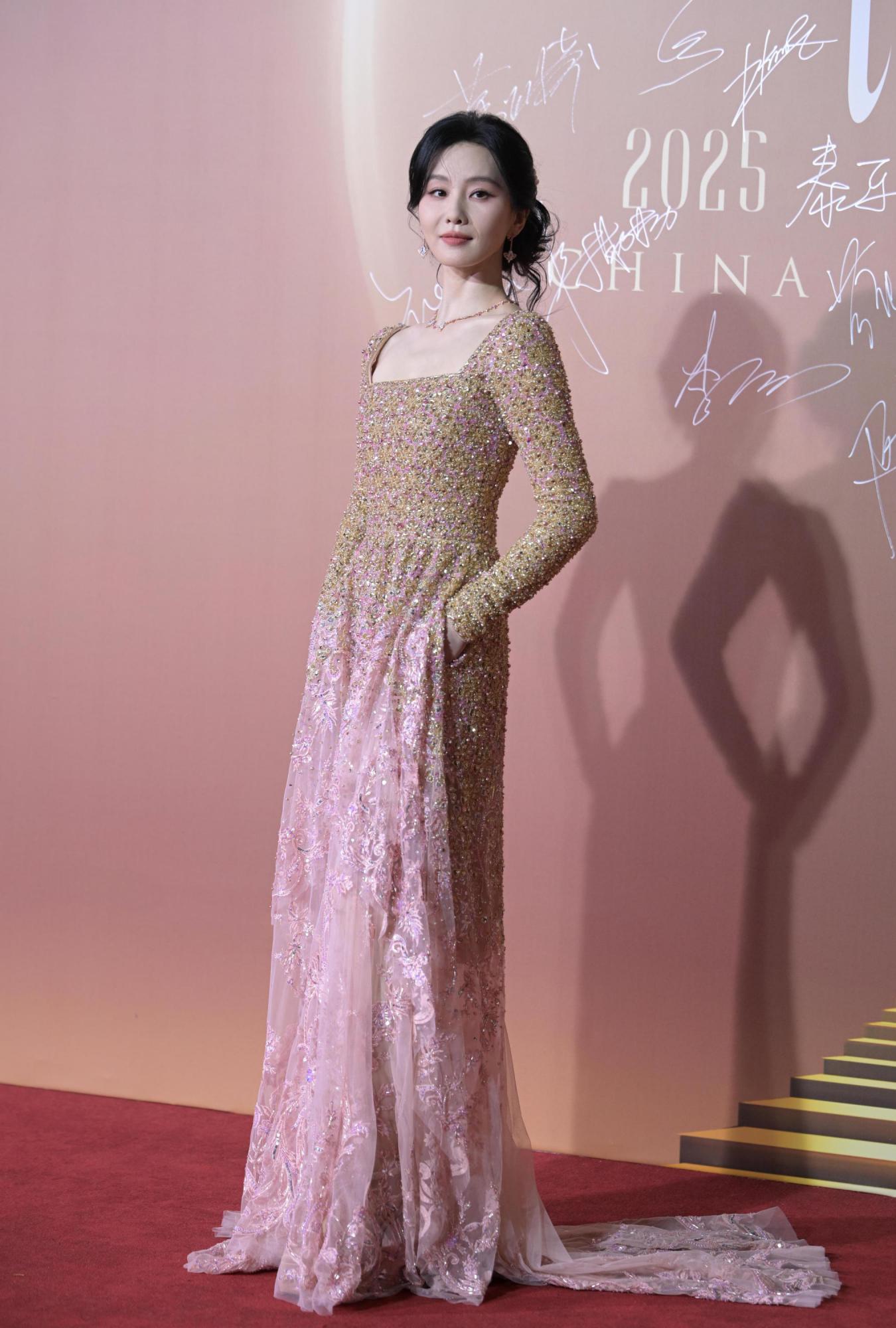 刘诗诗抹胸连身礼服露背现场生图照[8]